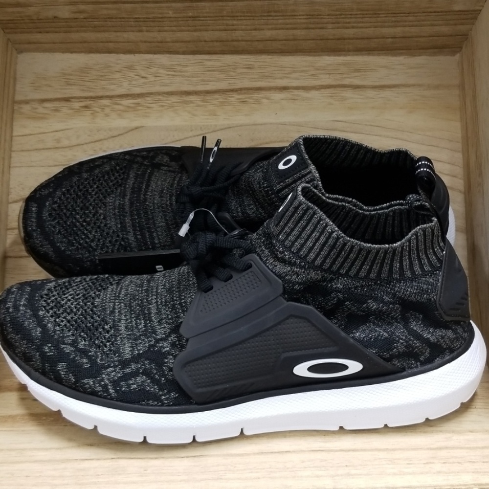 New Oakley Mens Stride Running Sneaker Jet Black